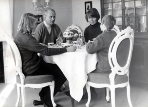 LORIOT with his family at the dining table, Ammerland 1966