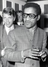 Sammy DAVIS Jr. with drinking glass 1968
