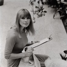 Elke SOMMER designing fabric