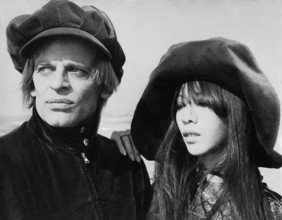 Klaus Kinski with his wife Min Hoi on the beach in 1971
