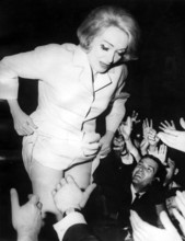 Marlene DIETRICH shows her legs