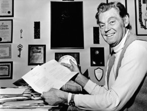 Johnny WEISSMÜLLER with fan mail, 1974