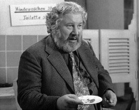 Peter USTINOV during a television appearance, 1975