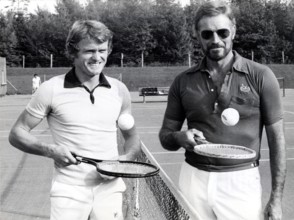Sepp MAIER and Charlton HESTON at a tennis match, Munich 1976