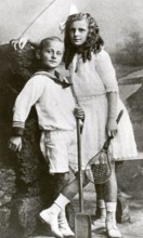 Leni RIEFENSTAHL and her brother Heinz, around 1917