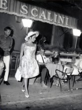 Elizabeth TAYLOR and Richard BURTON leave restaurant