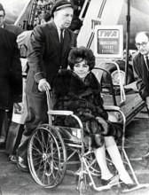 Elizabeth TAYLOR in a wheelchair, 1961