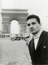 Freddy QUINN in front of the Arc de Triomphe, Paris