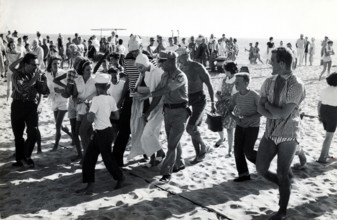 Marilyn MONROE with autograph hunters