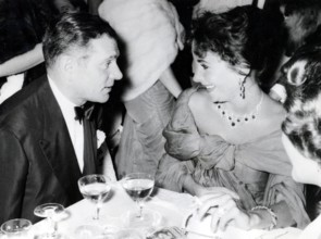 Elizabeth TAYLOR and Sir Laurence OLIVIER, 1957