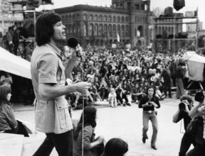 Dean REED performing in 1973