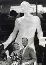 David NIVEN in front of the 5 meter high statue of himself