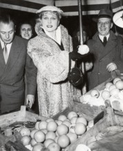 Marika RÖKK at the weekly market in Bonn in 1951