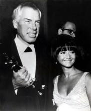 Oscars 1966: Lee MARVIN with Oscar and his girlfriend Michelle