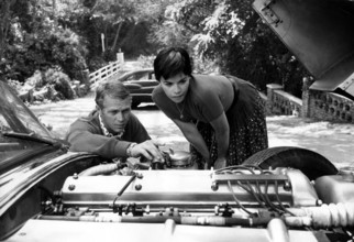 Steve McQUEEN with his wife Neile ADAMS at the engine of a sports car