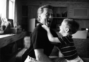 Kirk DOUGLAS plays with his son Peter Vincent