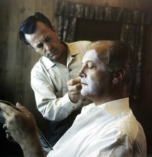 Curd JÜRGENS as a clown in 'The Blue Angel', is made up