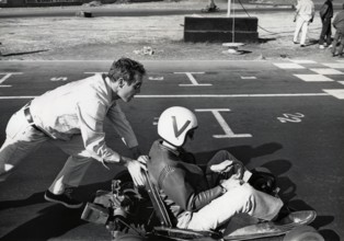 Paul NEWMAN and Dennis HOPPER on a go-kart track