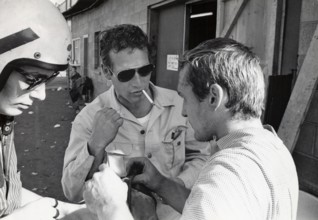 Paul NEWMAN and Dennis HOPPER on a go-kart track