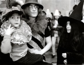 John LENNON with son Julian and Yoko ONO 1968