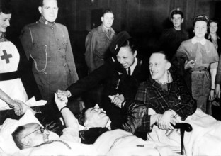 Josephine BAKER visits the hospital