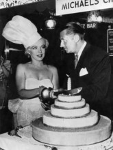 Marilyn MONROE schneidet Torte an