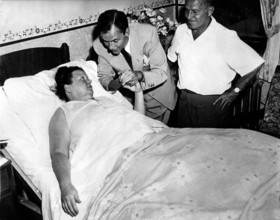 Frank SINATRA visits sick mother in hospital, 1950