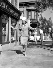 Doris DAY limping