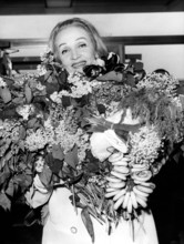 Marlene DIETRICH with bouquet of flowers