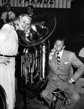 Doris DAY and Frank SINATRA during radio recordings, 1946
