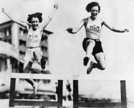 Joan CRAWFORD hurdling