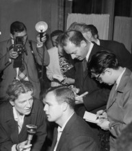 Marlon BRANDO surrounded by journalists, Paris 1957
