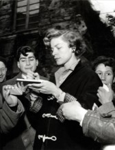 Lauren BACALL signs autographs, Genoa 1954