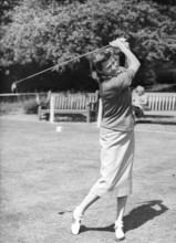 Rita HAYWORTH playing golf