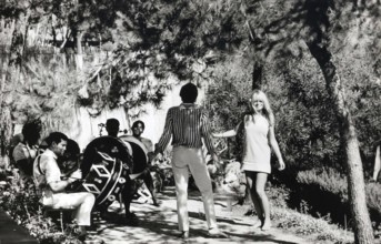 Gunter SACHS and Brigitte BARDOT in St. Tropez 1966