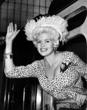 Jayne MANSFIELD in the train window