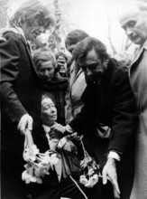 Simone de BEAUVOIR at the grave of Jean-Paul SARTRE, 1980