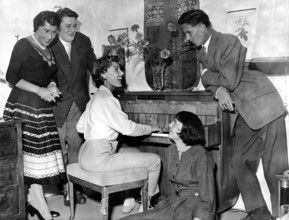 Lale ANDERSEN at the piano with her family, Munich 1957