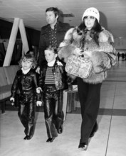 Joan COLLINS with her children and boyfriend Ron KASS, 1971