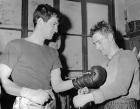 Jean Paul BELMONDO during boxing training