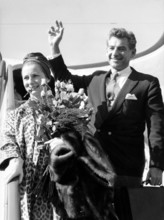 Leonard BERNSTEIN with his wife, arrival in Hamburg 1959
