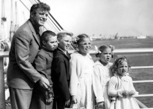Burt LANCASTER with his five children, Southampton 1958