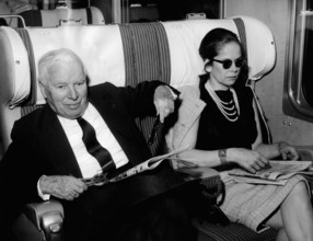 Charlie CHAPLIN and Oona CHAPLIN in a train compartment, 1964