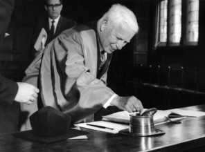 Charlie CHAPLIN receives his honorary doctorate, Oxford 1962
