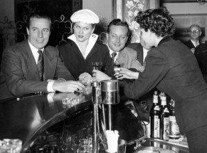Marika RÖKK and Johannes HEESTERS at a bar, Frankfurt 1951