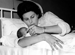 Silvana MANGANO and newborn daughter Raffaella, 1952