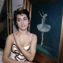 Vera CHEKHOWA with crown