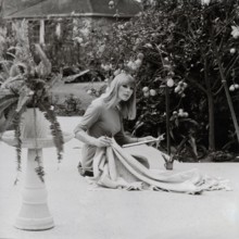 Elke SOMMER designing fabric