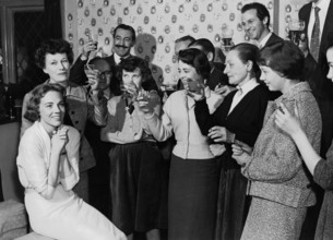 Julie ANDREWS back in England, 1958