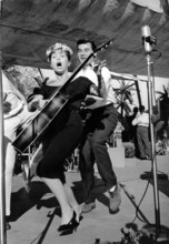 Debbie REYNOLDS and Bob TRAVIS at the Hollywood Bowl, 1960